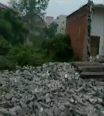 在震央内江市，有房屋倒塌。网图