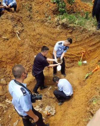 警方挖出李男的骸骨。