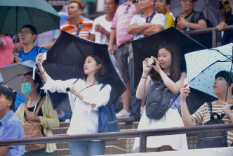 今日虽然大雨,但无损市民到马场观看赛事的兴致。