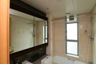 浴室置有大鏡，令浴室看起來更寬闊。