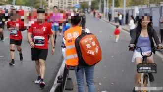 該女跑手被拍攝到在過程中曾踏共享單車。網圖