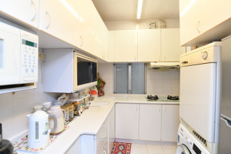 廚房以白色為主調，收納空間充裕。