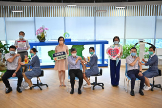 陈肇始与卫生署及医管局高层到葵青地区康健中心集体接种流感疫苗。