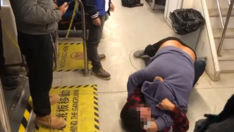 一名男子被另一名男子压倒在地。香港突发事故报料区FB图片