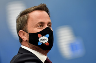 盧森堡總理貝特爾的口罩上又印有盧森堡語的「早安」字樣。 AP
