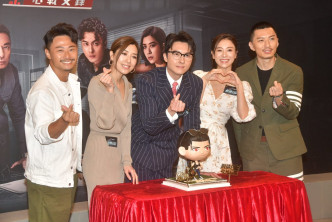 众演员在剧集宣传活动上为王浩信补祝生日。