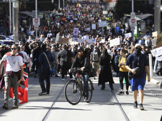 澳洲悉尼及墨尔本有市民上街抗议封城，引发警民冲突。AP相片