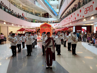 乐队早上到观塘一大型商场表演。