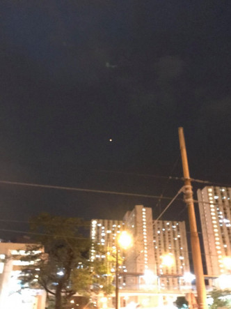 屯門有人違例放孔明燈。網民Sunmoon Cheng‎圖片