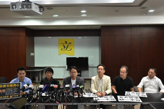 民主党主席胡志伟（右一）质疑为紧急法准备