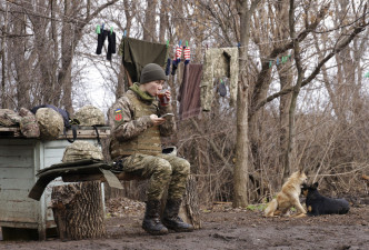 乌克兰在接壤俄罗斯边境派兵驻防。AP图片