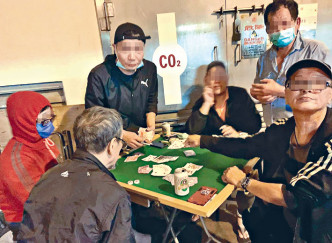 懷疑在柴灣興民邨聚賭的六名男子被攝入鏡頭 。