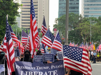 有集會人士帶同美國國旗到場。