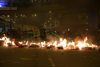 示威者在荃湾纵火。