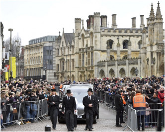 数以千计的群众聚集在教堂外和剑桥街上向霍金作最后致敬。AP