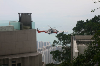 飛行服務隊派出一架直升機抵現場上空盤旋，協助搜捕。 楊偉亨攝