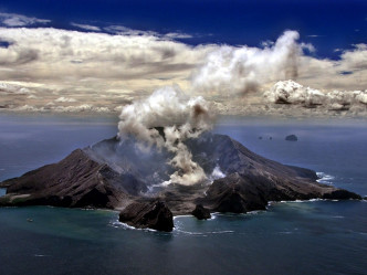 新西兰怀特岛火山爆发。