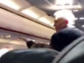 英國一名男子在機上大吵大鬧，指戴口罩會令疫情延長。影片截圖