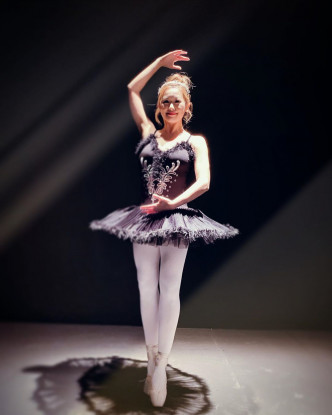 Candice忍痛苦练芭蕾舞。