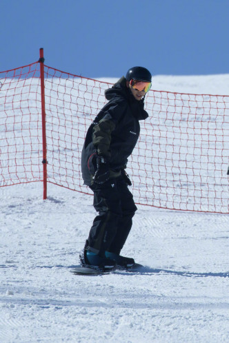 陈伟霆爱滑雪，早被笑滑雪场是他家。