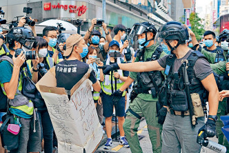 ■一名示威者遭警员要求离去。