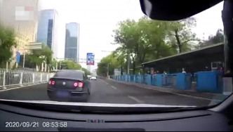 北京一名男司機急煞逼車爬頭。 影片截圖