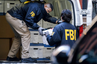 FBI在兩個搜查地點帶走大量證物。（美聯社）