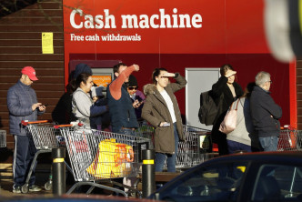英国民众在超市开始营业前已经排队。AP图片