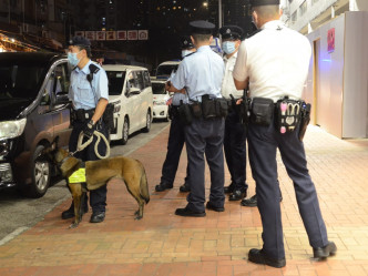 警方出动警犬协助搜查。