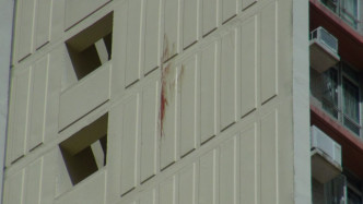 大厦外墙沾有血迹。