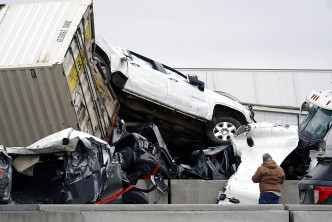 美國德州公路逾130輛車連環相撞。AP