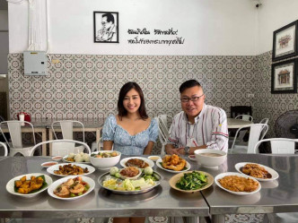 兩人品嚐米芝蓮推介嘅地道餐廳，食炸肥豬肉、蛋包蟹肉、布吉菜炒蛋。