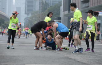 一名參加8公里賽事的28歲男跑手，於九龍東辦事處對出馬路跌倒。