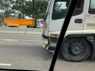 運油車甩轆後向左傾斜衝前。網民Tony Chow圖片