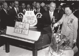 曾福琴行50周年開業慶祝，曾福姪女曾儀懿與丈夫羅天携切蛋糕。星島日報圖片