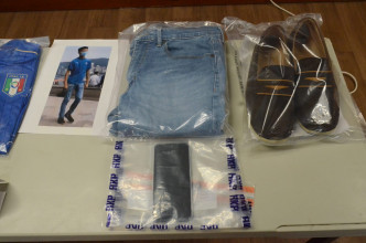 警方展示涉案证物，包括男子身穿衣服。
