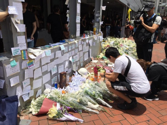 市民带同鲜花到太古广场悼念。FB「香港突发事故报料区」Tony Tam‎图片