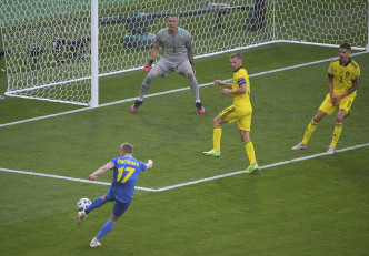 辛真高（左）左脚劲射破网，为乌克兰打破僵局。AP
