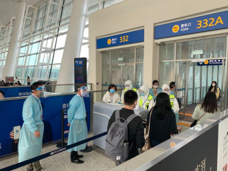 政府派专机接载滞留湖北省的香港居民回港。读者提供