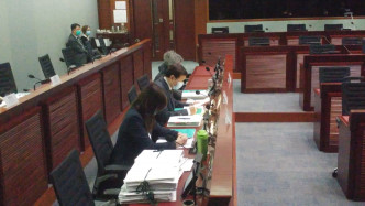 港协暨奥委会行政总监郑国鸿等人出席立法会政府帐目委员会。