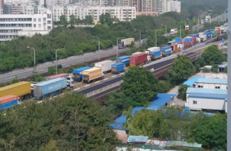 陸路客貨運輸業議會主席蔣志偉指內地司機擬提早休假，預留時間回鄉過年，希望內地減低對供港貨運影響。資料圖片