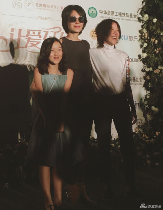 17年，「嫣然天使基金」举行慈善晚会，王菲与两名女儿窦靖童及李嫣出席。