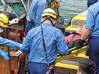 一名男子於鴨脷洲橋上跳海，獲舢舨船家救起。讀者梁先生提供