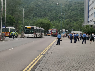 局内大批消防员出来协助。 香港交通突发报料F/网民黄荣图