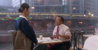 曾志偉在電影內飾演每日到快餐店扮上班的失業爸爸。《慳錢家族》截圖