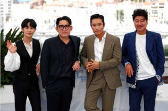任时完、导演韩在林、李秉宪及宋康昊现身《紧急宣言》记者会。