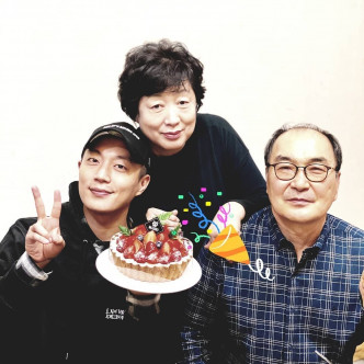 尹斗俊姐姐分享父母为弟弟退伍庆祝照。