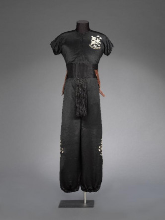 关德兴演出粤剧《海底霸王》所穿着的黑地绣花戏服。