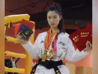 火鍋店老闆娘曾拿下全國菁英賽跆拳道冠軍。微博影片截圖