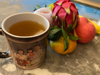 酒店入面見到輝哥自備嘅「一家四口」專屬杯，輝哥成日用私家杯嚟嘆茶。